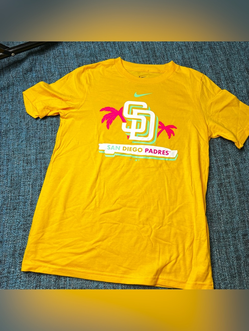 Nike San Diego Padres MLB Baseball City Connect T-Shirt Youth Size Medium Yellow
